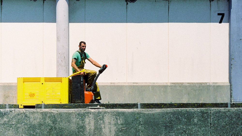Chorus-transportation Man operating equipment